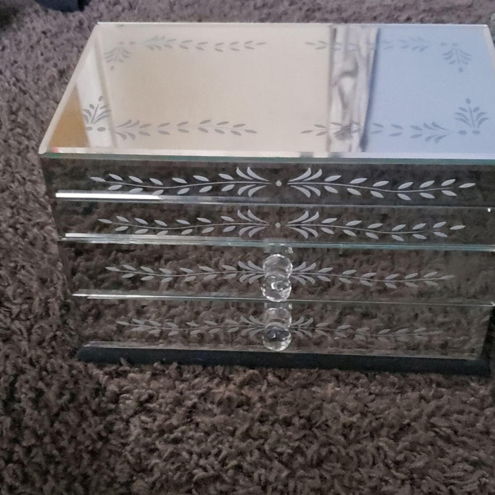 Mirrored jewelry box